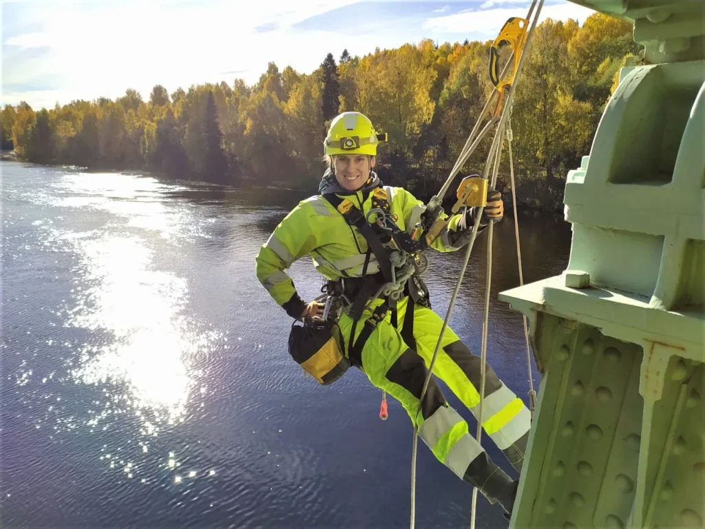 Ägaren av Safereach Christina hänger i ett rep och ler.