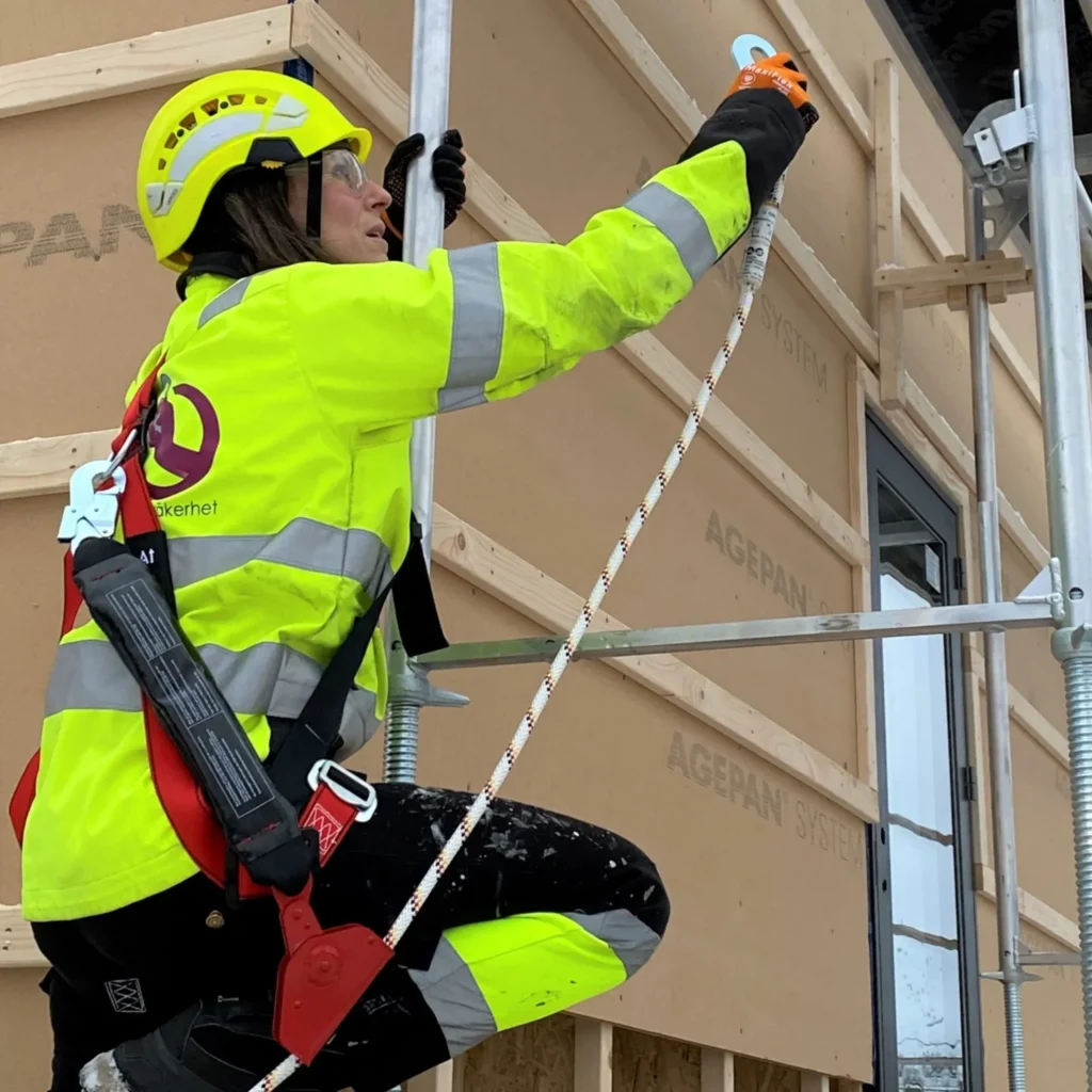 Christina på SafeReach arbetar med fallskydd.