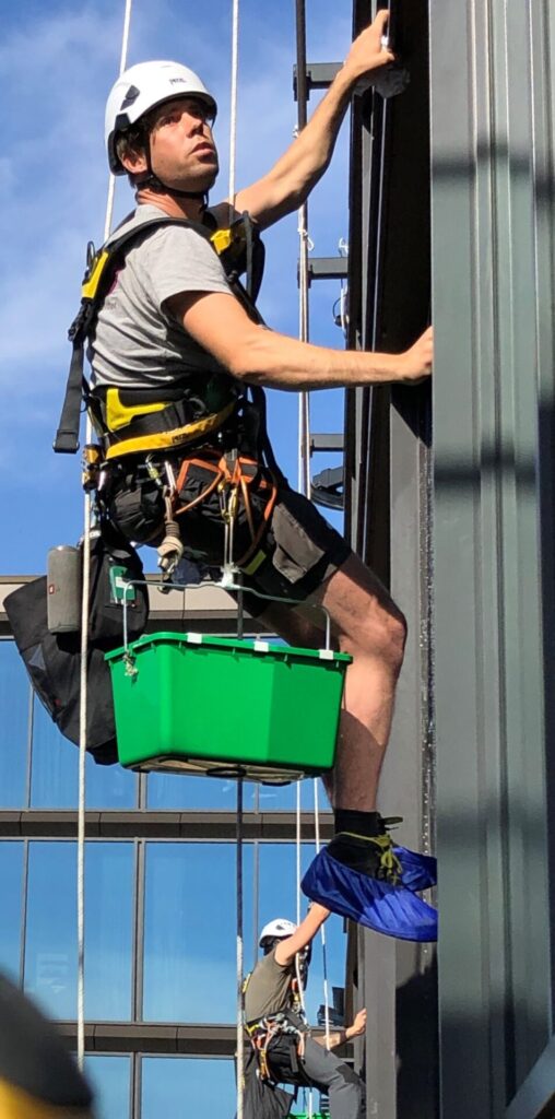 Rope Access arbetare hänger i rep i Stockholm innerstad