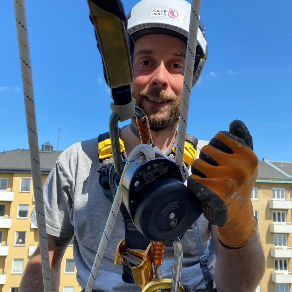 En anställd på Safereach som ler in i kameran.
