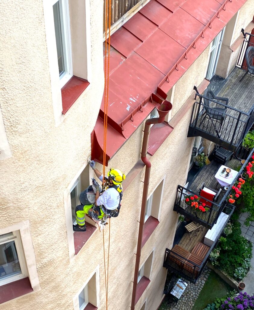 Fasadputs och fasadrenovering via rope access utfört av SafeReach.