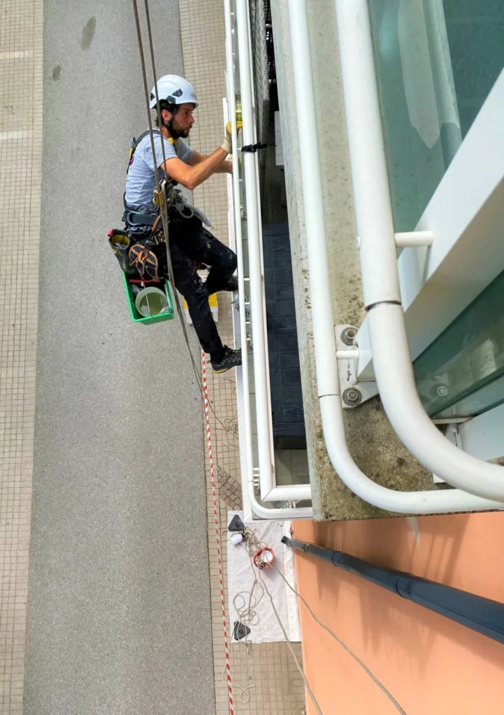En man utför industriklättring med år av erfarenhet.