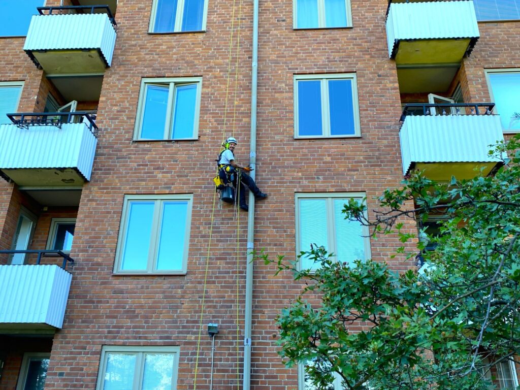 En anställd på Saferwach utför montage via rope access.