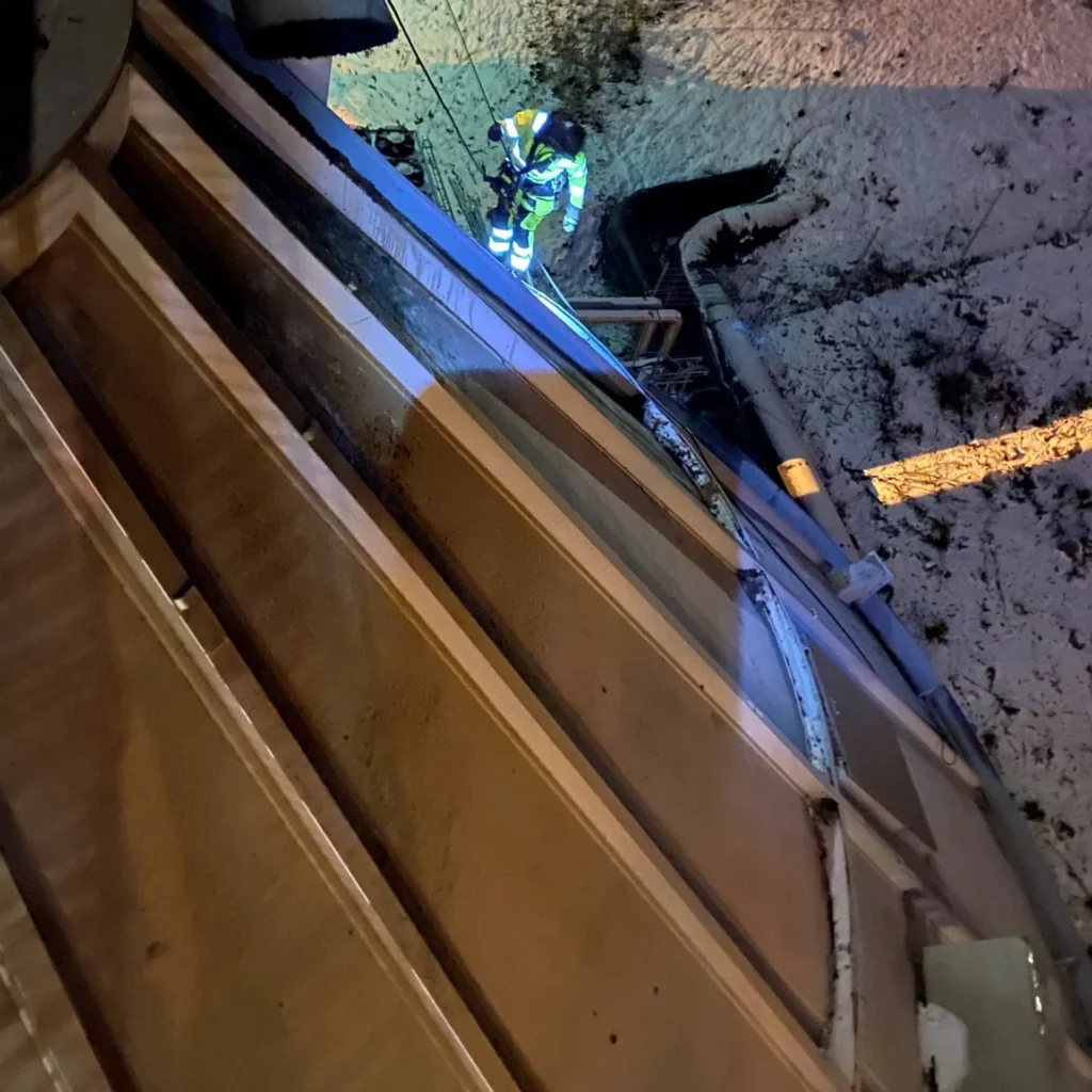 En person klättrar för att utföra industriklättring.