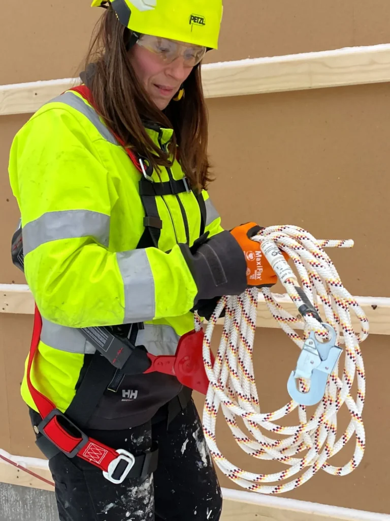 Christina håller i ett säkerhetsrep.