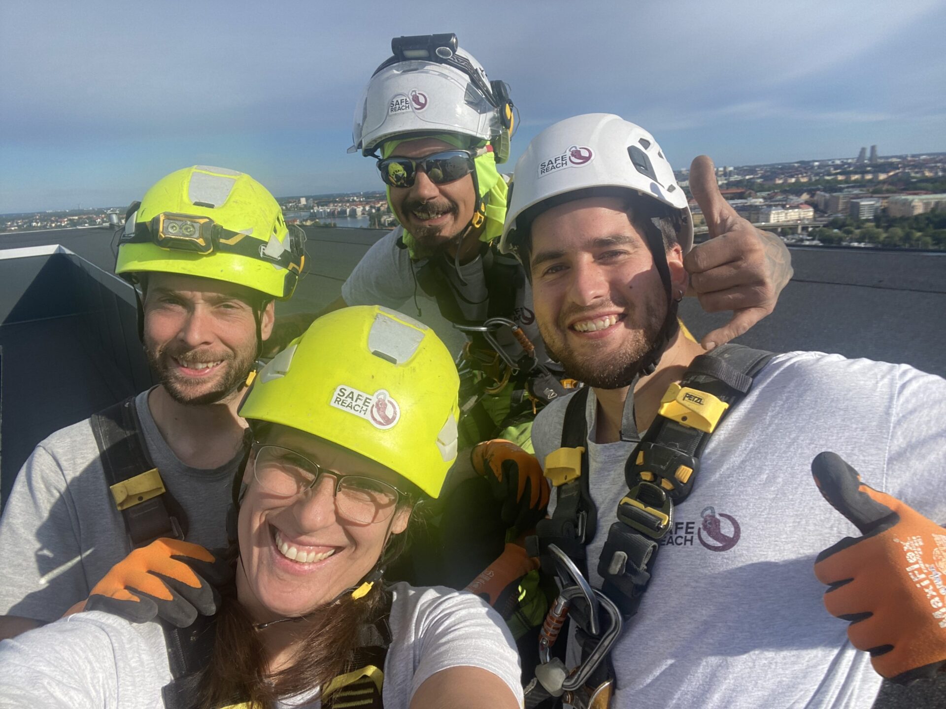En bild på teamet som arbetar tillsammans och utför rope access i grupp.