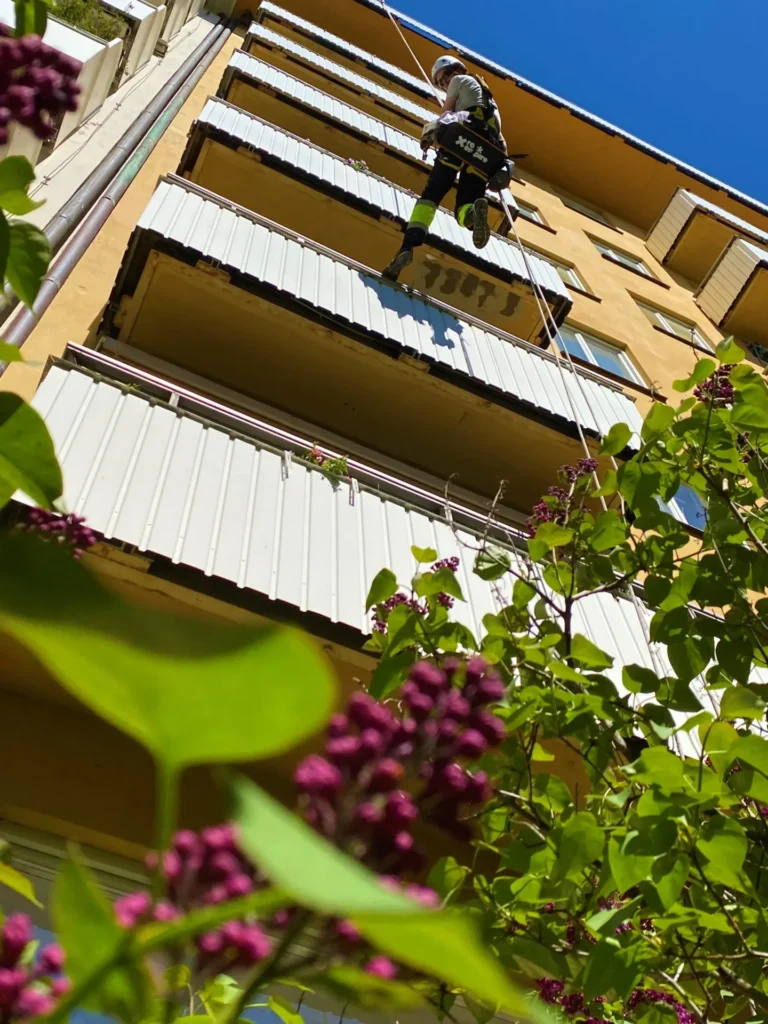 En rope access klättrare repellerar sitt rep. 