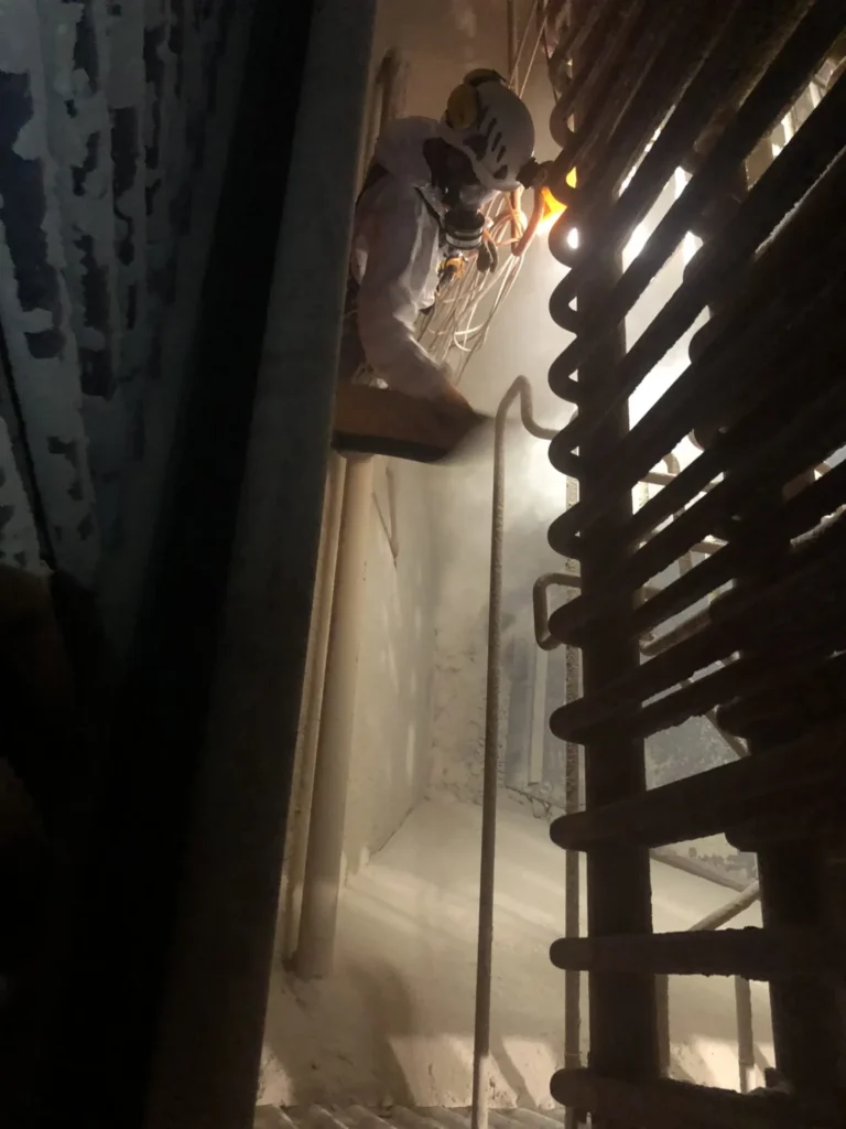En anställd för rope access på Safereach utför sanering.