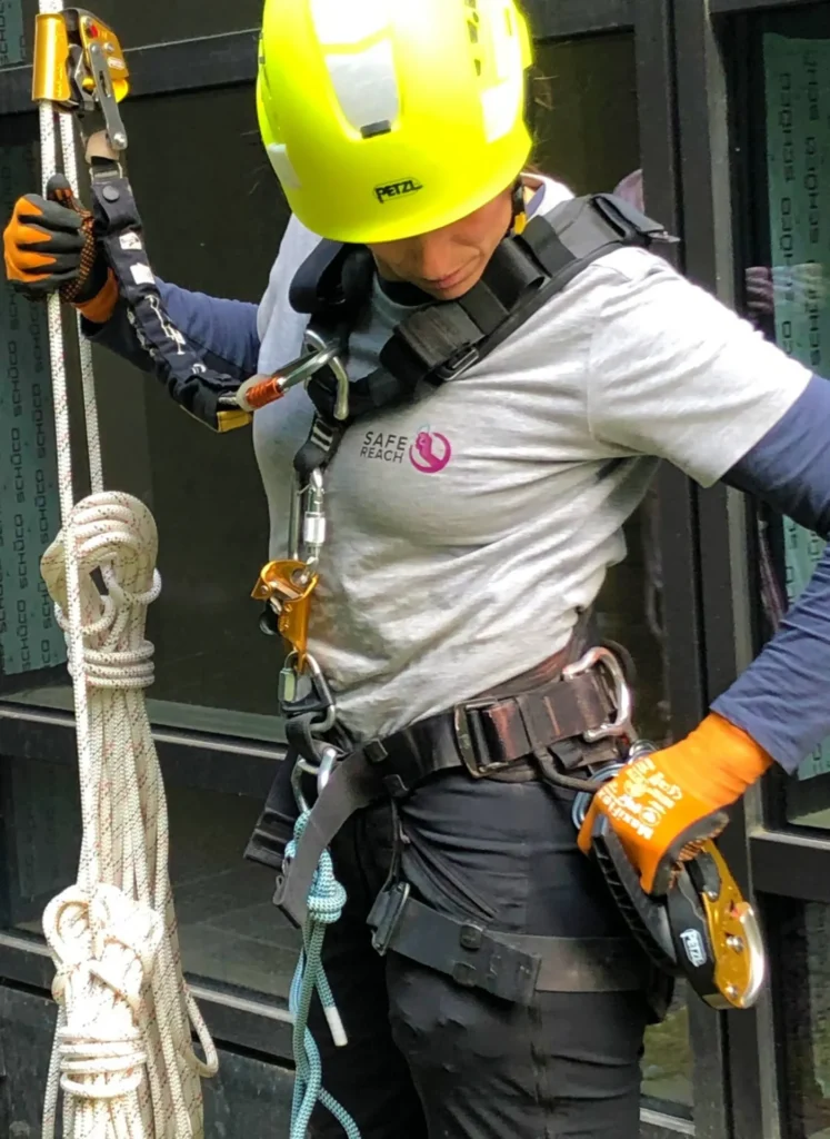 Säkerhetsledaren Christina på Safereach spänner på fallskydd.