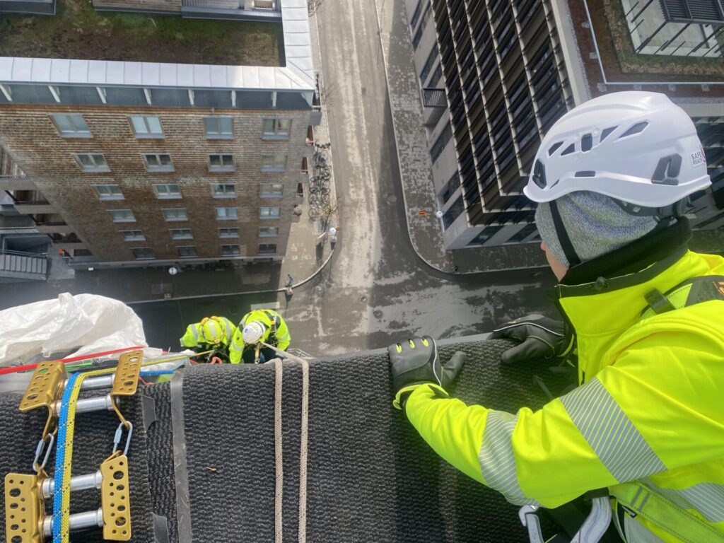 En grupp av anställda på SafeReach utför inspektion av industri tillsammans.