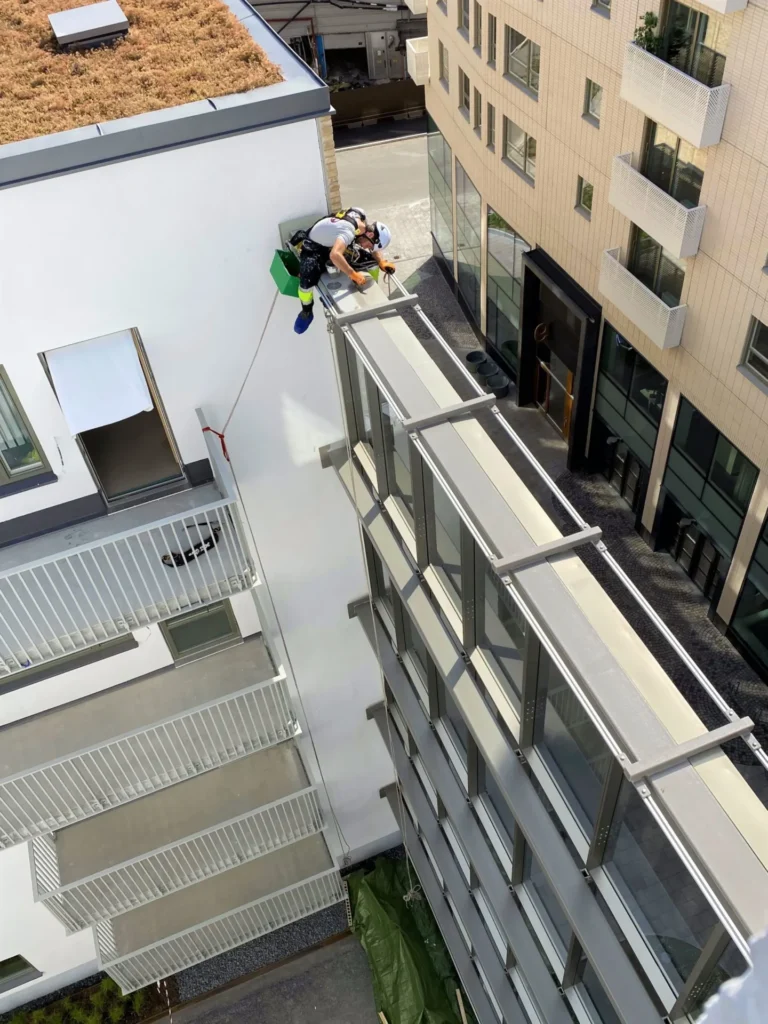 En förening av bostader som behöver arbete på hög höjd. 