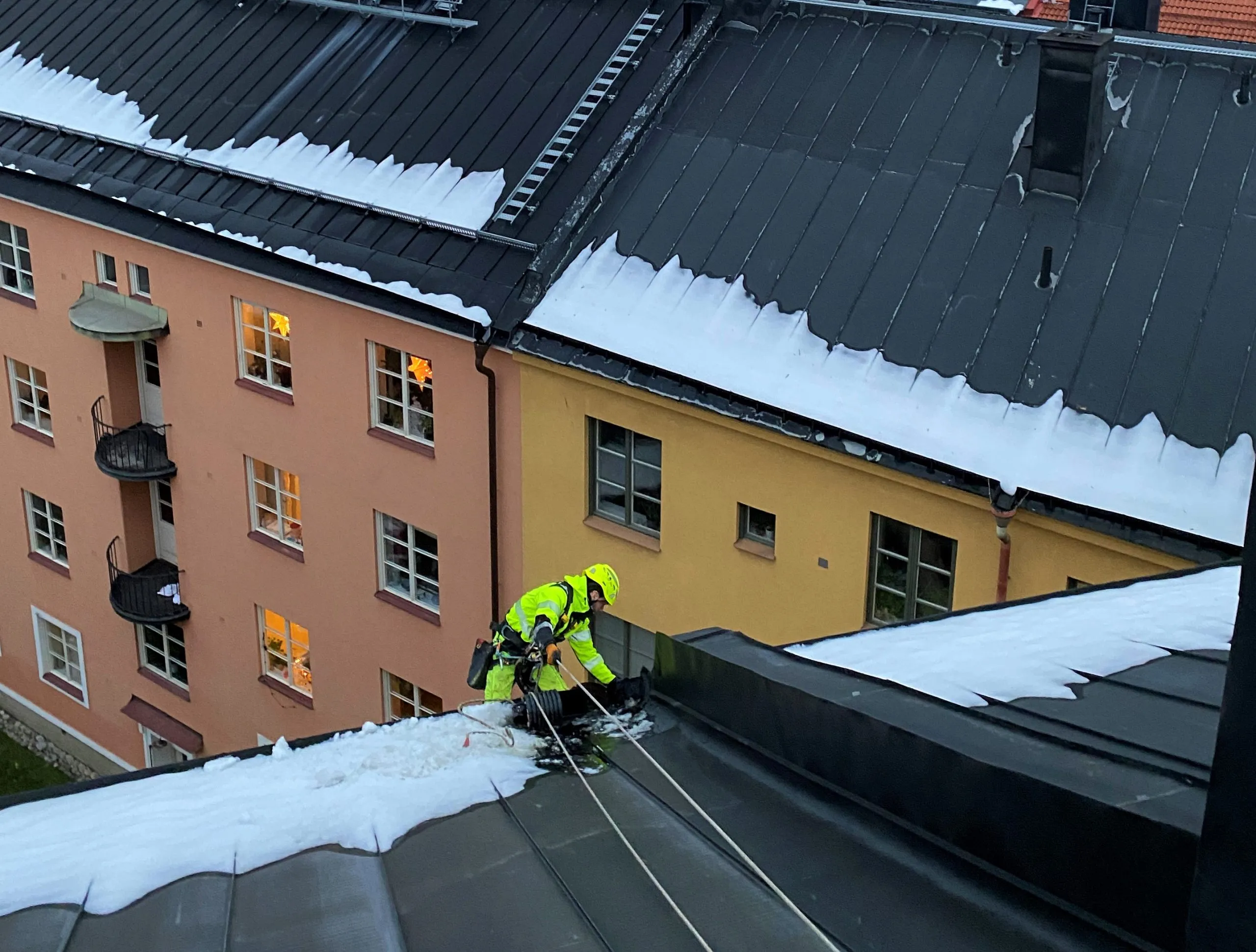 Reparation av hängränna via Rope Access och arbete på hög höjd.